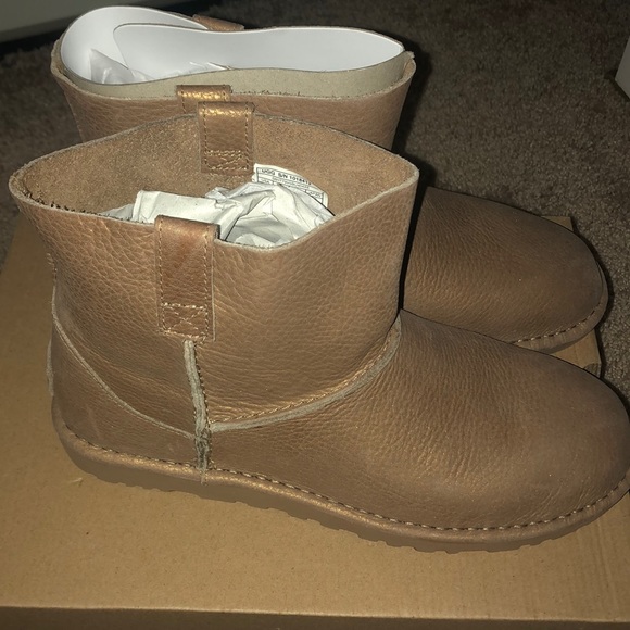 UGGS - Picture 3 of 4